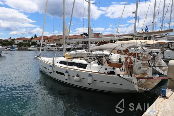 Dufour 382 GL - Yacht Charter Sailica