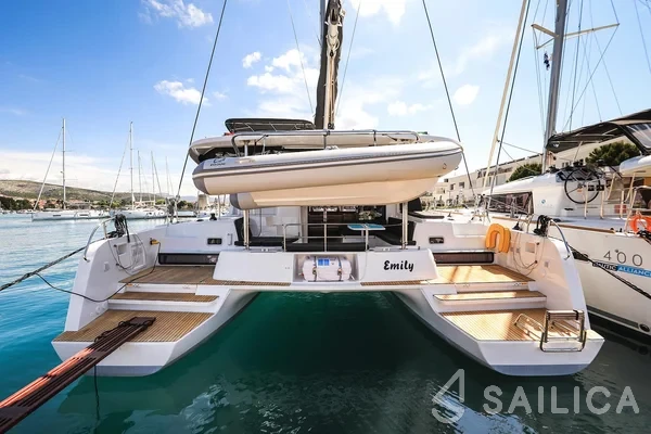 Lagoon 42 - Yacht Charter Sailica
