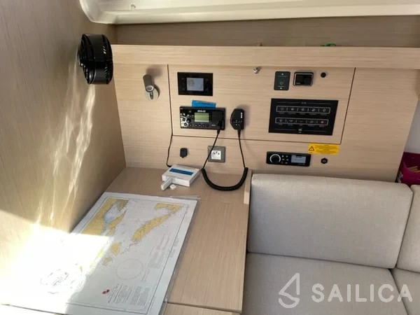 Oceanis 40.1 - Yacht Charter Sailica
