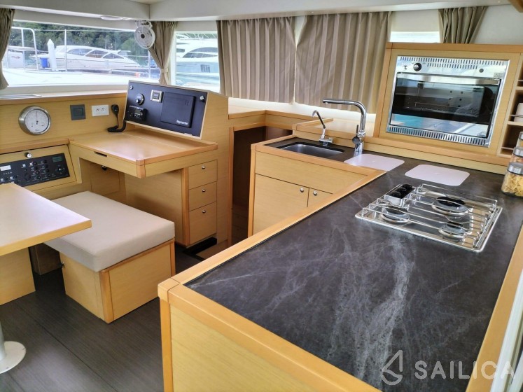 Lagoon 400 - Yacht Charter Sailica