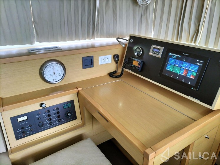 Lagoon 400 - Yacht Charter Sailica