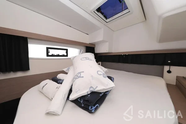 Lucia 40 - Yacht Charter Sailica