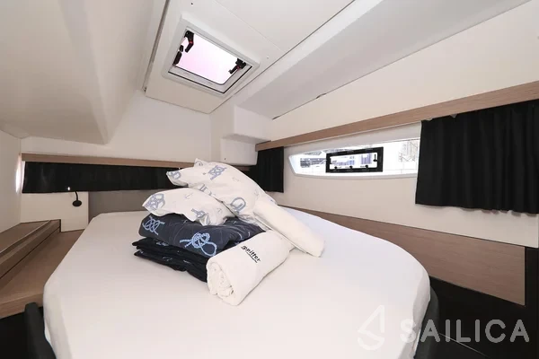 Lucia 40 - Yacht Charter Sailica