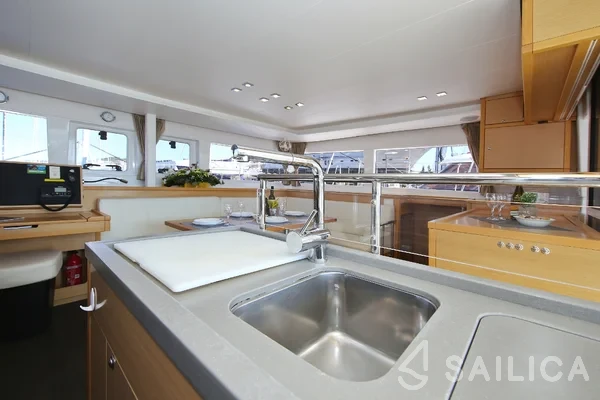 Lagoon 450  Flybridge - Yacht Charter Sailica
