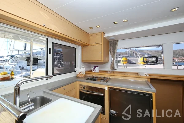 Lagoon 450  Flybridge - Yacht Charter Sailica
