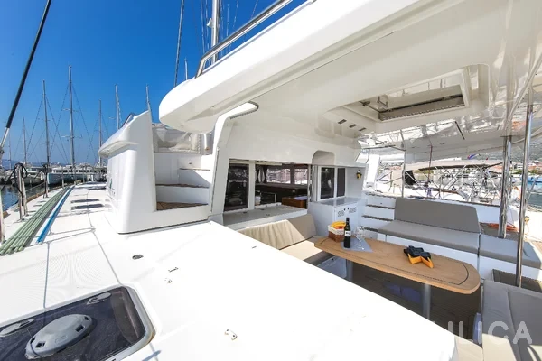 Lagoon 450  Flybridge - Yacht Charter Sailica