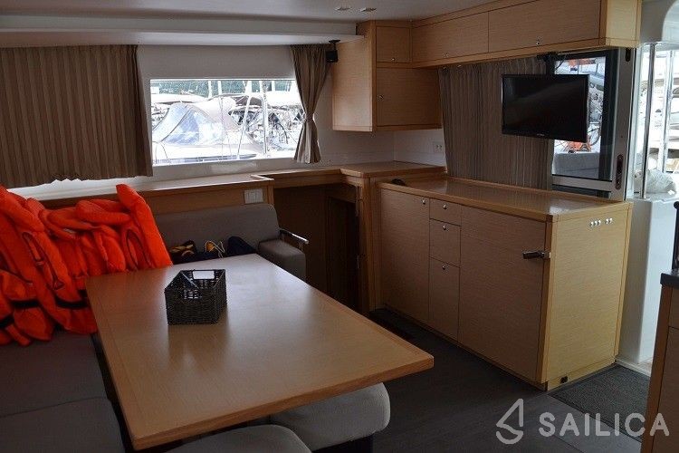 Lagoon 450  Flybridge - Yacht Charter Sailica