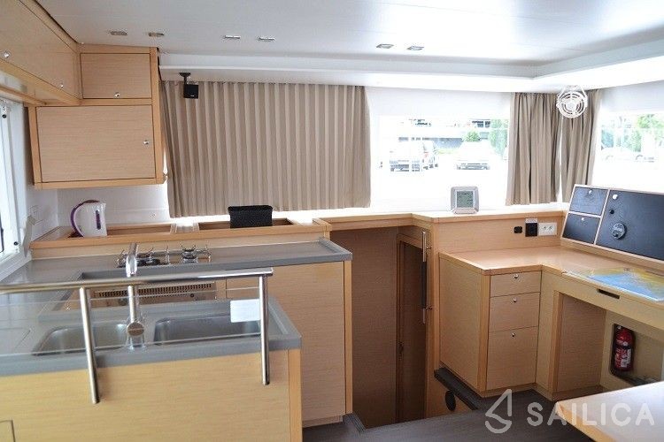 Lagoon 450  Flybridge - Yacht Charter Sailica