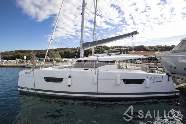 Astréa 42 - Yacht Charter Sailica