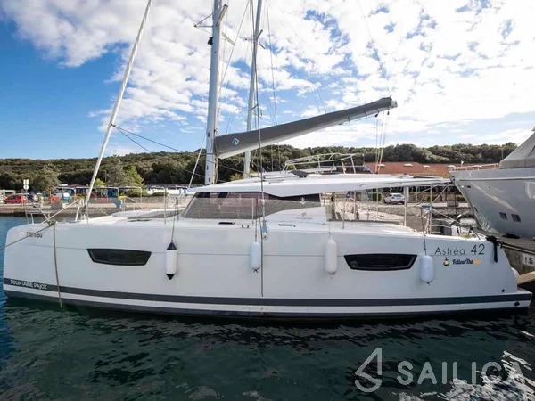 Astréa 42 - Yacht Charter Sailica