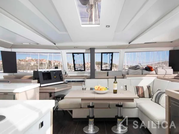 Astréa 42 - Yacht Charter Sailica