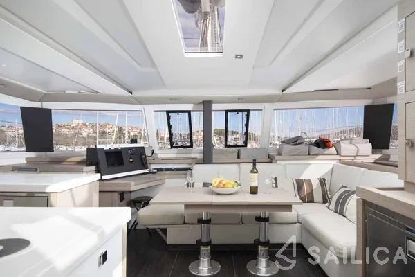 Astréa 42 - Yacht Charter Sailica