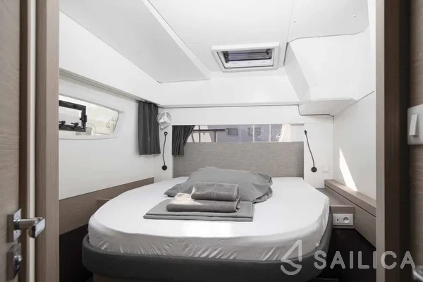 Astréa 42 - Yacht Charter Sailica
