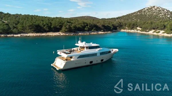 Ferretti 26 M Navetta - Yacht Charter Sailica