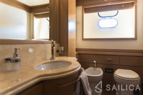 Ferretti 26 M Navetta - Yacht Charter Sailica