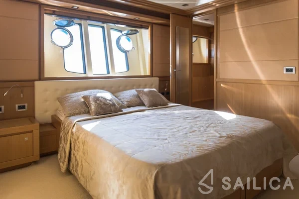 Ferretti 26 M Navetta - Yacht Charter Sailica