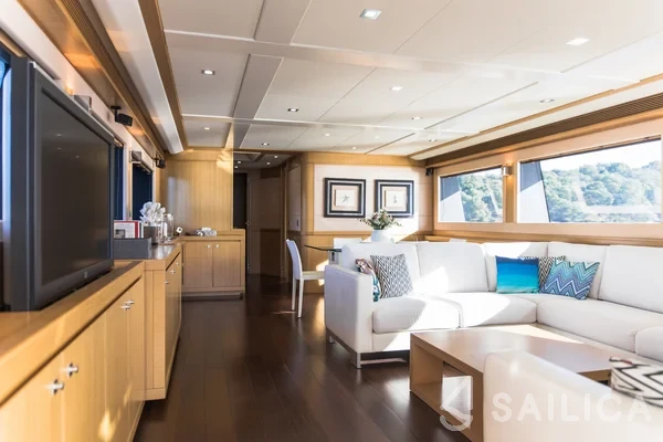 Ferretti 26 M Navetta - Yacht Charter Sailica