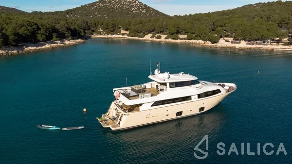 Ferretti 26 M Navetta - Yacht Charter Sailica