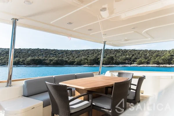 Ferretti 26 M Navetta - Yacht Charter Sailica