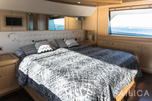 Ferretti 26 M Navetta - Yacht Charter Sailica