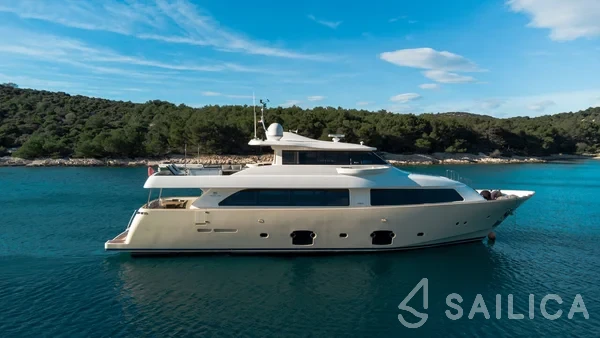 Ferretti 26 M Navetta - Yacht Charter Sailica