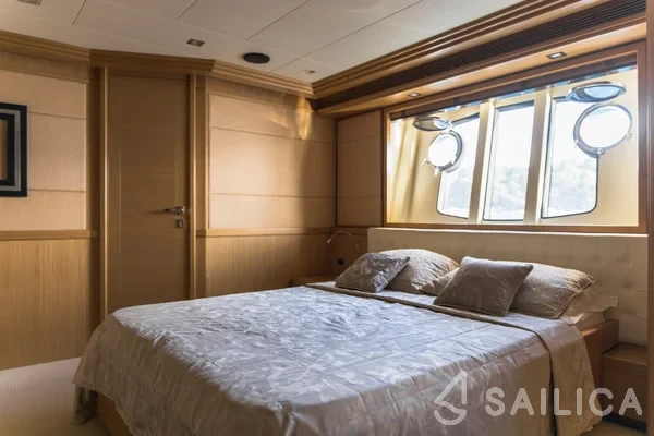 Ferretti 26 M Navetta - Yacht Charter Sailica