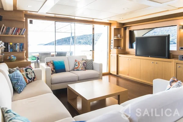 Ferretti 26 M Navetta - Yacht Charter Sailica