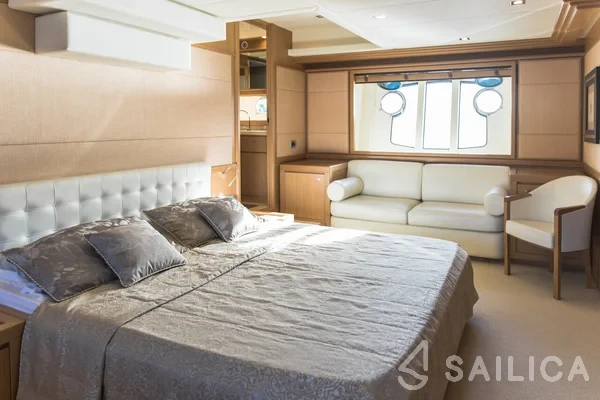 Ferretti 26 M Navetta - Yacht Charter Sailica