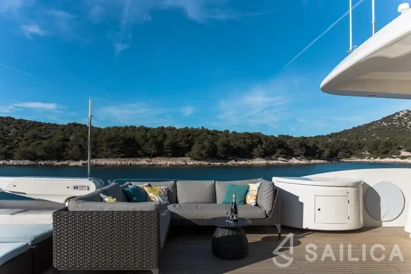 Ferretti 26 M Navetta - Yacht Charter Sailica