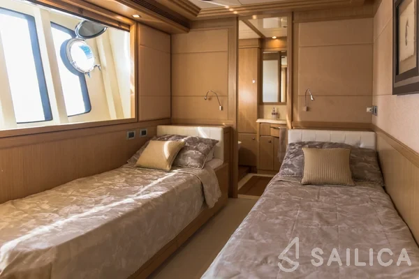 Ferretti 26 M Navetta - Yacht Charter Sailica