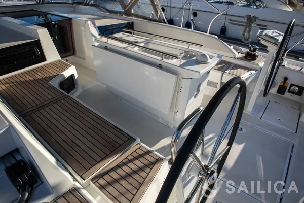 Oceanis 51.1 - Yacht Charter Sailica
