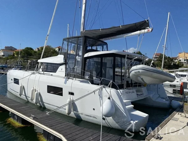 Lagoon 42 - Yacht Charter Sailica