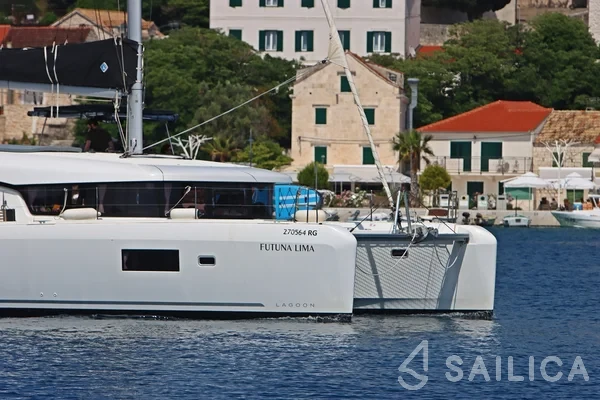 Lagoon 42 - Yacht Charter Sailica