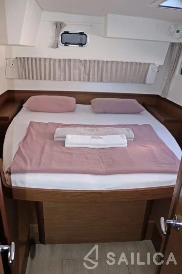 Lagoon 42 - Yacht Charter Sailica