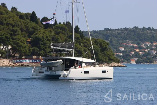 Lagoon 42 - Yacht Charter Sailica