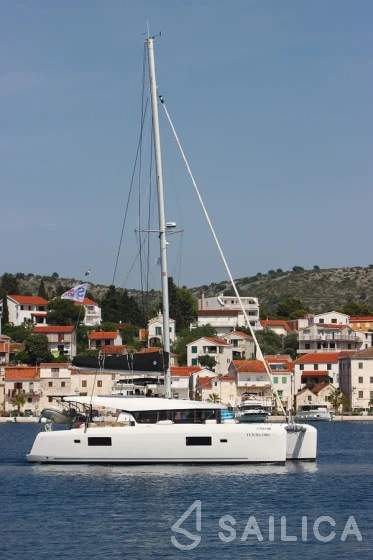 Lagoon 42 - Yacht Charter Sailica