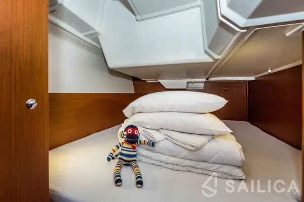Oceanis 38.1 - Yacht Charter Sailica