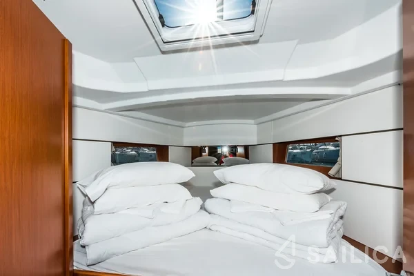 Oceanis 38.1 - Yacht Charter Sailica
