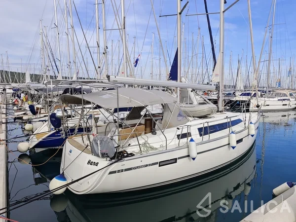 Bavaria 37 Cruiser - Photo #22 Bavaria 37 Cruiser - Yacht Charter Sailica