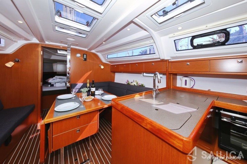 Bavaria Cruiser 37 - 3 cab. - Yacht Charter Sailica