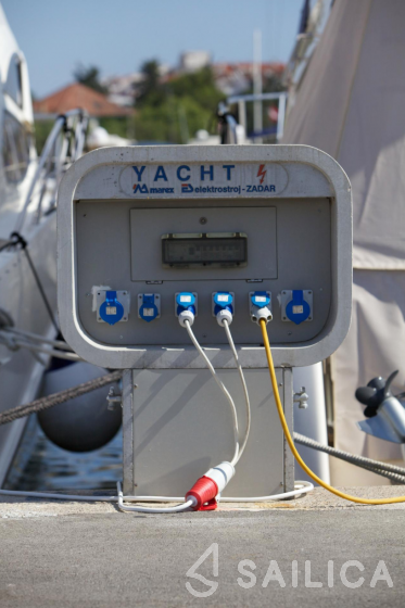 Merry Fisher 1095 - Yacht Charter Sailica
