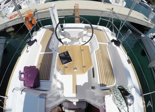 Oceanis 31 - Yacht Charter Sailica