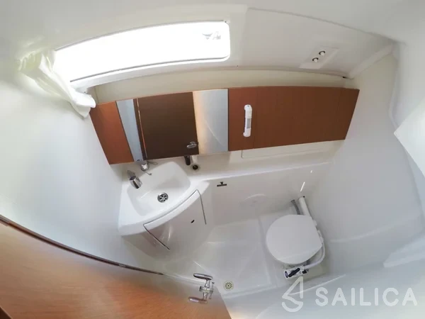 Oceanis 31 - Yacht Charter Sailica