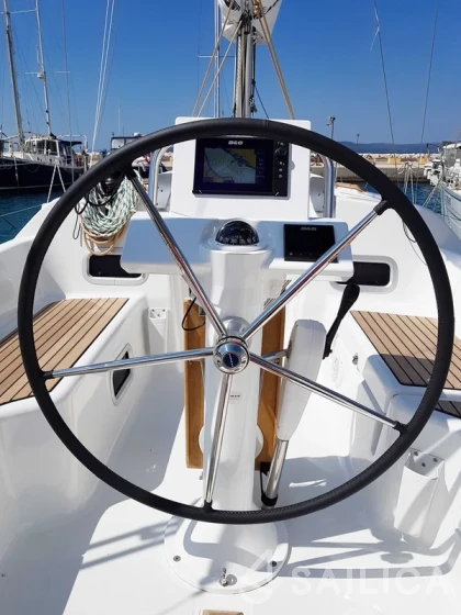 Oceanis 31 - Yacht Charter Sailica