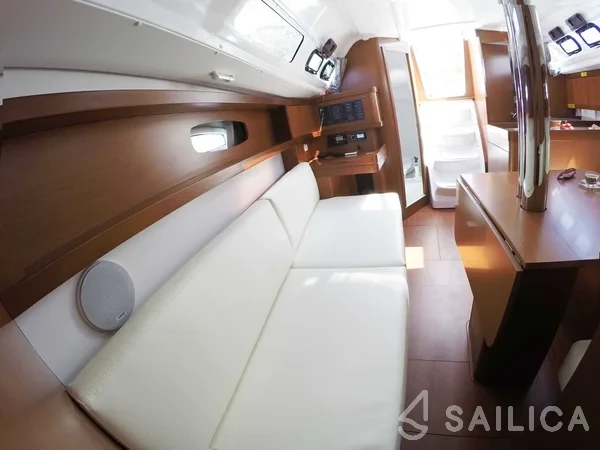 Oceanis 31 - Yacht Charter Sailica