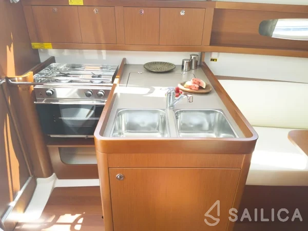 Oceanis 31 - Yacht Charter Sailica