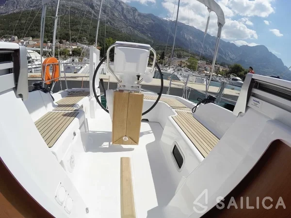 Oceanis 31 - Yacht Charter Sailica