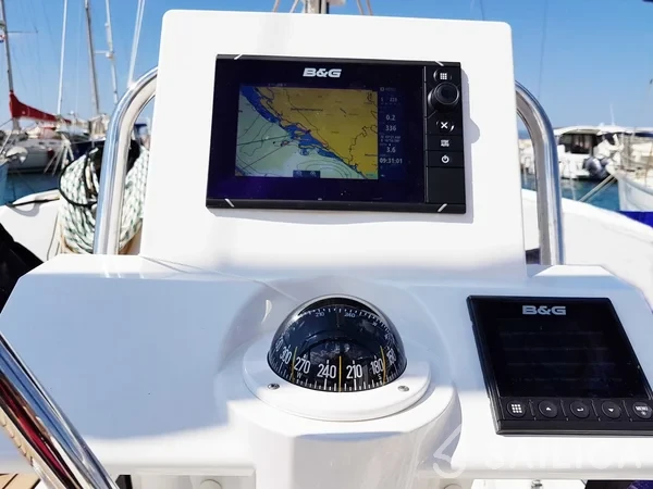 Oceanis 31 - Yacht Charter Sailica