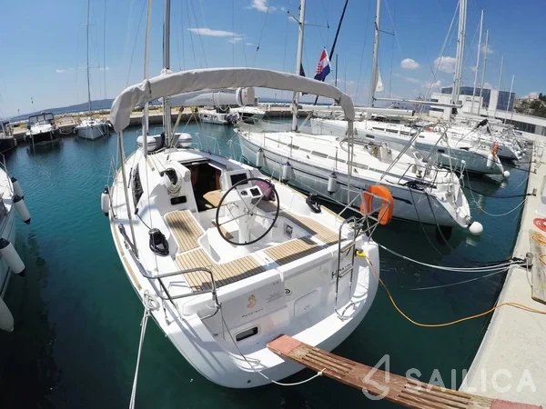 Oceanis 31 - Yacht Charter Sailica