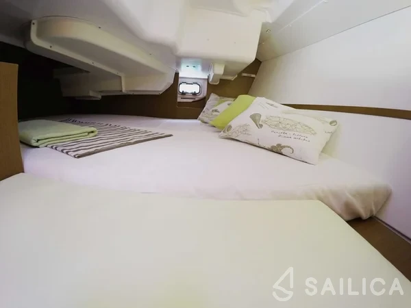 Oceanis 31 - Yacht Charter Sailica